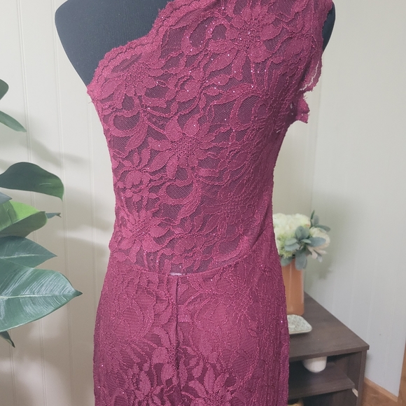 ✨Junior's size 12 one shoulder plum lace gown - Picture 5 of 16